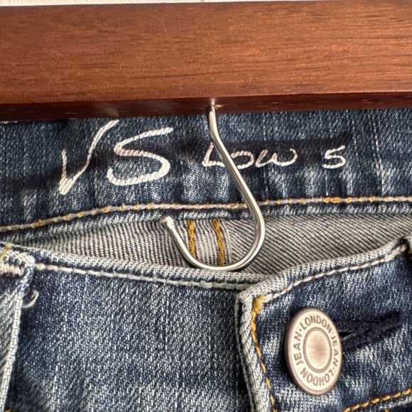 Victoria’s Secret low rise destructed finish jeans - like new Sz 4 - Picture 4 of 8